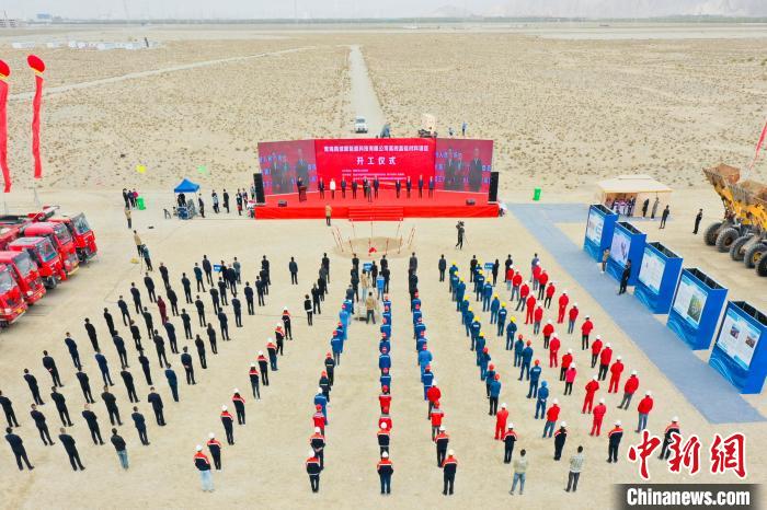 圖為無人機航拍開工現(xiàn)場?！∷髂辖?攝