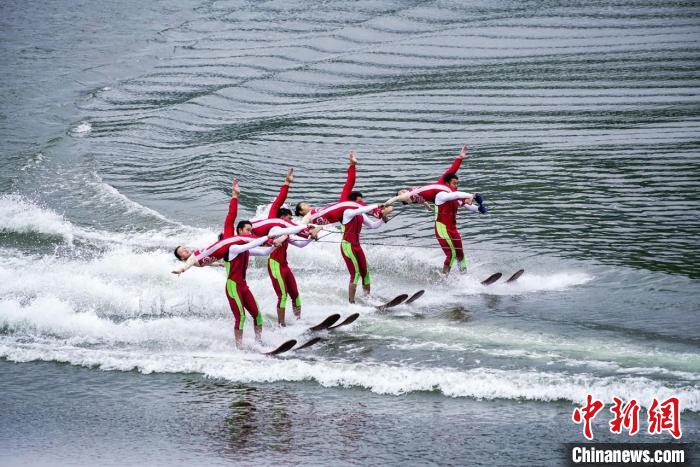 捕魚節(jié)上的水上表演。　主辦方供圖