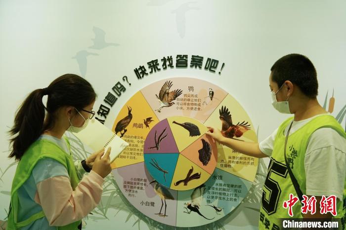 圖為小朋友在青海西寧湟水國(guó)家濕地公園科普館內(nèi)參觀學(xué)習(xí)?！●R銘言 攝