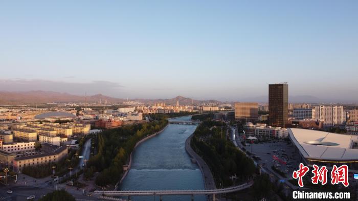 圖為無(wú)人機(jī)航拍德令哈巴音河?！『钨婚?攝