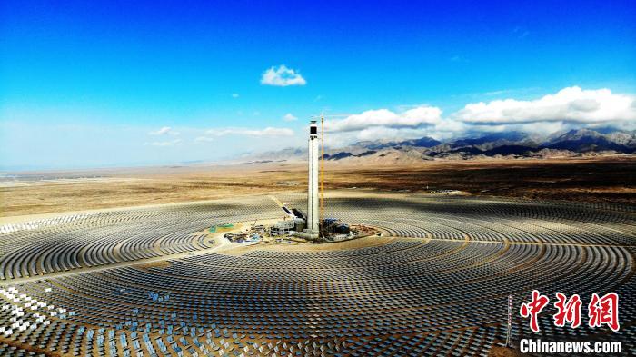 圖為德令哈光伏產(chǎn)業(yè)園?！O睿 攝