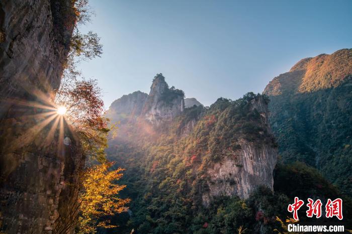 朝霞。　秦漢忠 攝