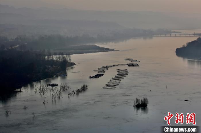 圖為冷水魚(yú)養(yǎng)殖?！±钣穹?攝