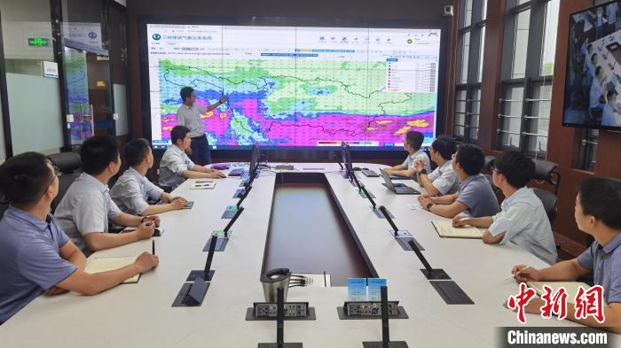 三峽梯調(diào)開(kāi)展聯(lián)合會(huì)商。(資料圖) 莫祖鳳 攝