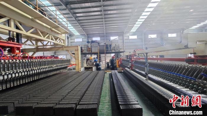 圖為張掖市宏能煤業(yè)有限公司煤矸石綜合利用項目現(xiàn)場。(資料圖) 錢大偉 攝