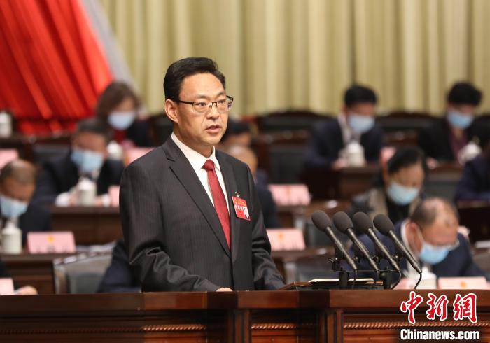 圖為青海省西寧市人民政府代市長(zhǎng)石建平作政府工作報(bào)告?！∑钤鲚?攝