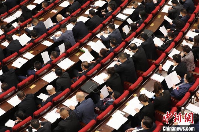 圖為會(huì)議現(xiàn)場(chǎng)，參會(huì)代表正在聽取政府工作報(bào)告?！∑钤鲚?攝