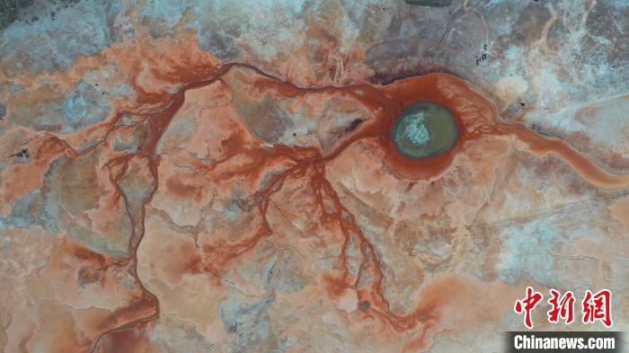 圖為海西州境內(nèi)的“網(wǎng)紅”景點(diǎn)“惡魔之眼”?！≮w凜松 攝