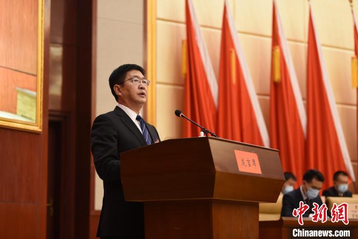 圖為青海省果洛州人民政府州長葉萬彬作政府工作報告。　　多杰昂秀 攝