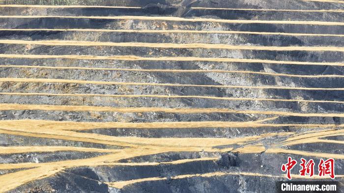 航拍圖為青海省海西蒙古族藏族自治州天峻縣木里礦區(qū)?！●R銘言 攝