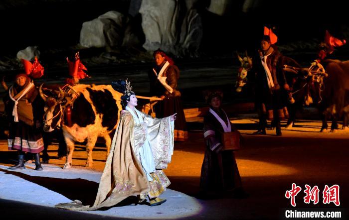 3月17日，西藏拉薩，《文成公主》大型史詩(shī)劇演出現(xiàn)場(chǎng)?！±盍?攝