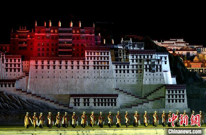 3月17日，西藏拉薩，《文成公主》大型史詩(shī)劇演出現(xiàn)場(chǎng)。　李林 攝