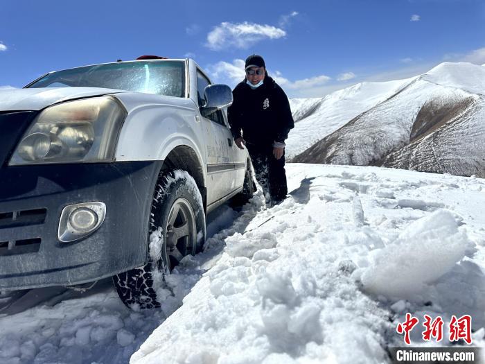 圖為生態(tài)管護人員準(zhǔn)備在雪地推車?！《“瓦_杰 攝
