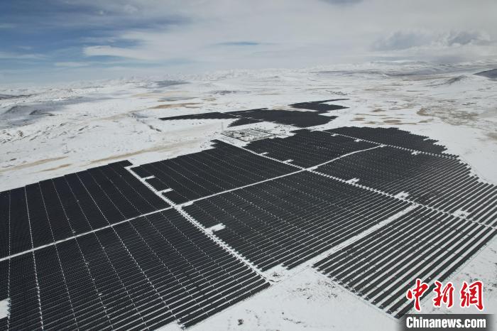 圖為航拍雪后光伏電站。資料圖 姜佳保供圖