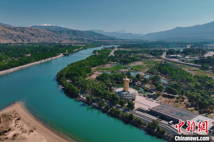 航拍青海貴德黃河岸畔綠意濃濃?！≮w凜松 攝
