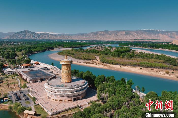 航拍青海貴德黃河岸畔綠意濃濃?！≮w凜松 攝