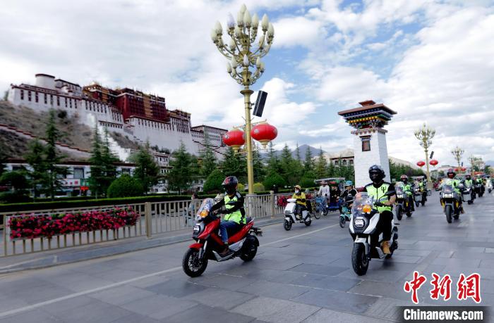 圖為2023年極地G219集結(jié)賽暨金卡納場地賽選手途經(jīng)拉薩布達(dá)拉宮。　游牧地球供圖