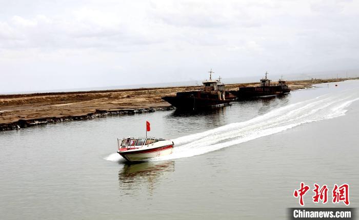 圖為茶卡鹽湖?！⊙Φ?攝