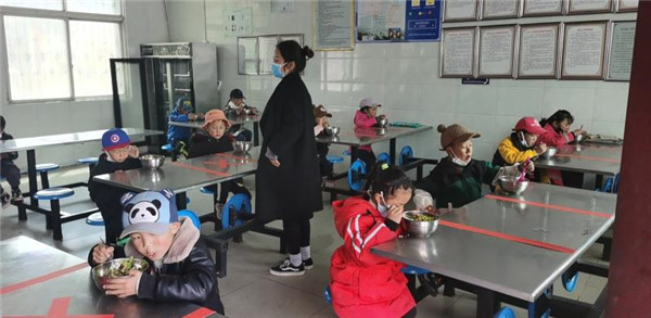 圖片默認(rèn)標(biāo)題_fororder_3、錯峰就餐的學(xué)生們-攝影-左斌