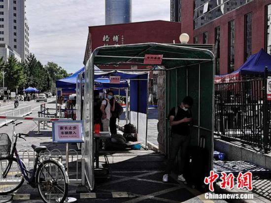 中國科學院大學校門外，豎立著“家長止步”的提示牌。 中新網(wǎng) 張尼 攝