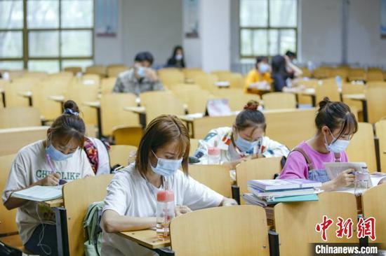 資料圖：學生在圖書館自習室內學習?！⑾A 攝