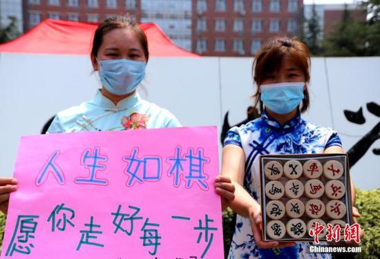 資料圖：2020年7月河南鄭州一高考考點(diǎn)，考生家長送考 中新社記者 王中舉 攝