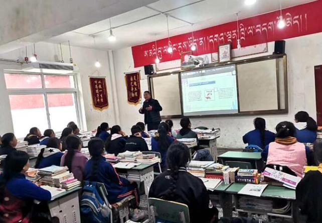 學生在免費輔導班上課。　尼瑪初 攝