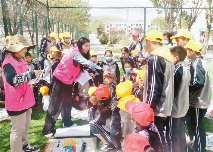 瓊結(jié)縣“四講四愛(ài)”宣講員在瓊結(jié)縣中學(xué)宣講。記者 段敏 攝.jpg