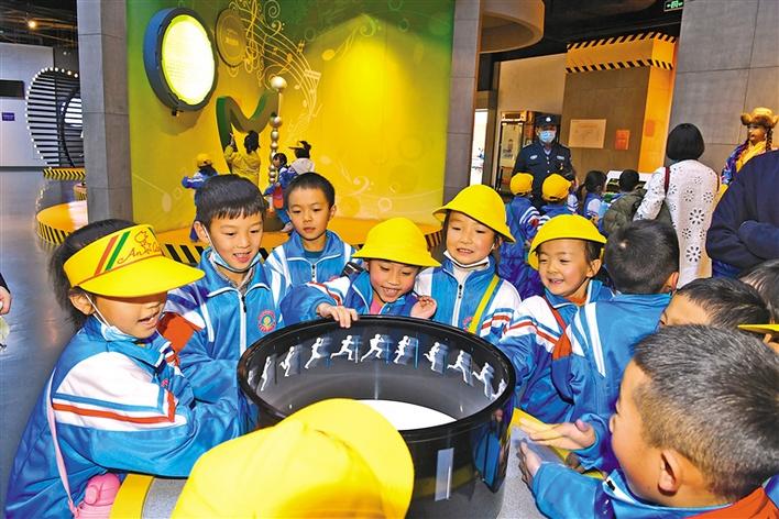 圖為10月29日，一年級的同學(xué)們在科技館參觀體驗。李洲 攝.jpg