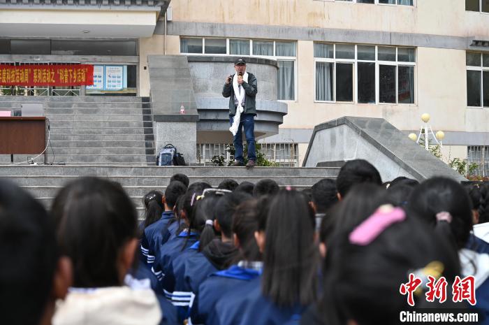 圖為西藏大學教授寧長春為中學生授課。　趙朗 攝