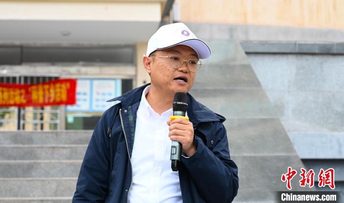 圖為西藏大學教授李昊為中學生授課?！≮w朗 攝