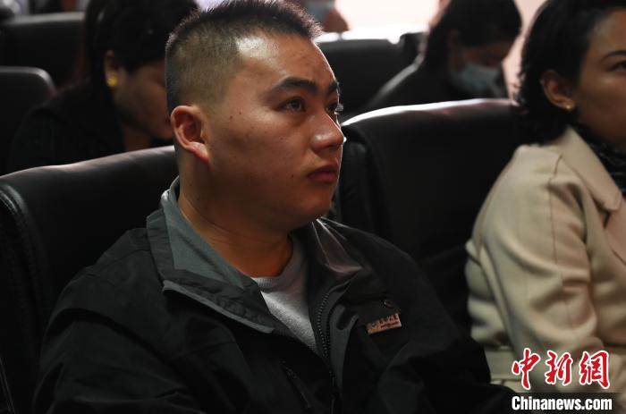 圖為企業(yè)工作人員參加講座?！≮w朗 攝