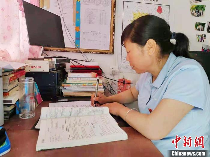 甘肅環(huán)縣“全能老師”堅守“麻雀學(xué)?！保簩W(xué)生在，我就在