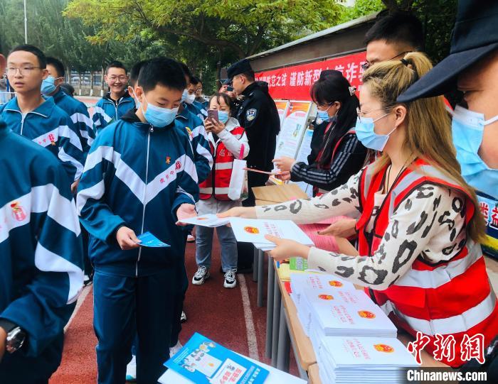 圖為西寧市法制宣傳進(jìn)校園?！∥鲗幨谐俏鲄^(qū)供圖
