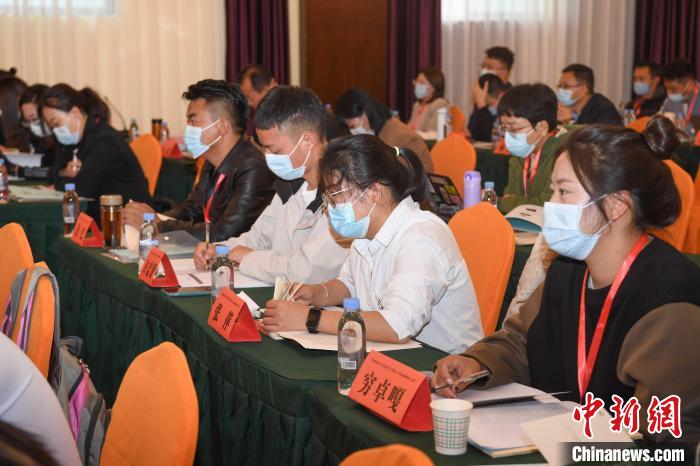 圖為第十五期全國(guó)預(yù)防青少年違法犯罪工作理論與務(wù)實(shí)高級(jí)研修班學(xué)員正在上課。　貢嘎來(lái)松 攝