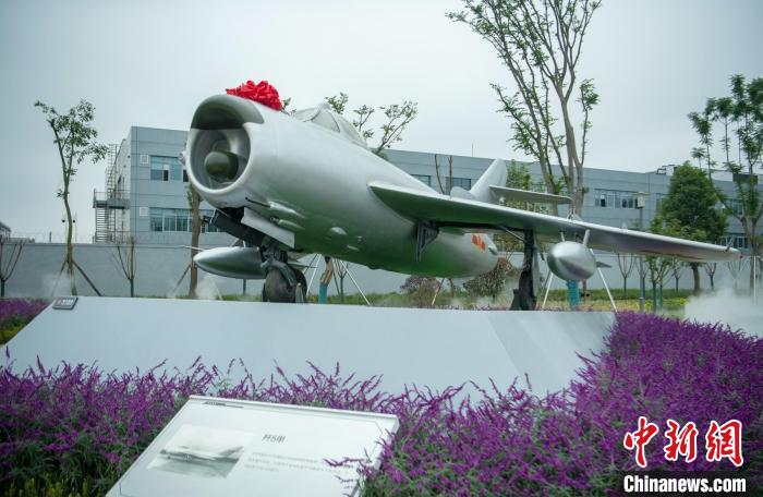 園林式戰(zhàn)斗機博物館內展示的“殲5甲”飛機。　劉忠俊 攝