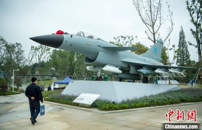 園林式戰(zhàn)斗機博物館內展示的“殲10C”飛機。　劉忠俊 攝