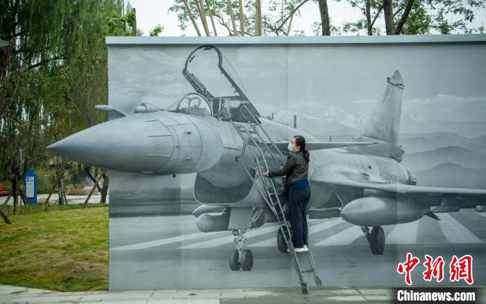 “猛龍出擊”互動墻前市民體驗登機場景。　劉忠俊 攝