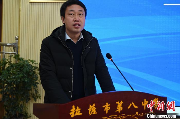 圖為城關(guān)區(qū)委副書記、區(qū)委教育工作領(lǐng)導(dǎo)小組組長汪鋒致辭?！≮w朗 攝