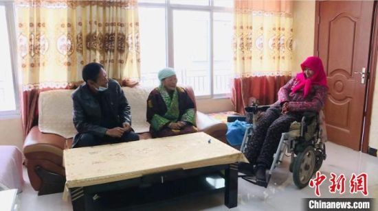 圖為仁欠卓瑪一家在房間里愉快的聊天。　都蘭縣委宣傳部 供圖 　　