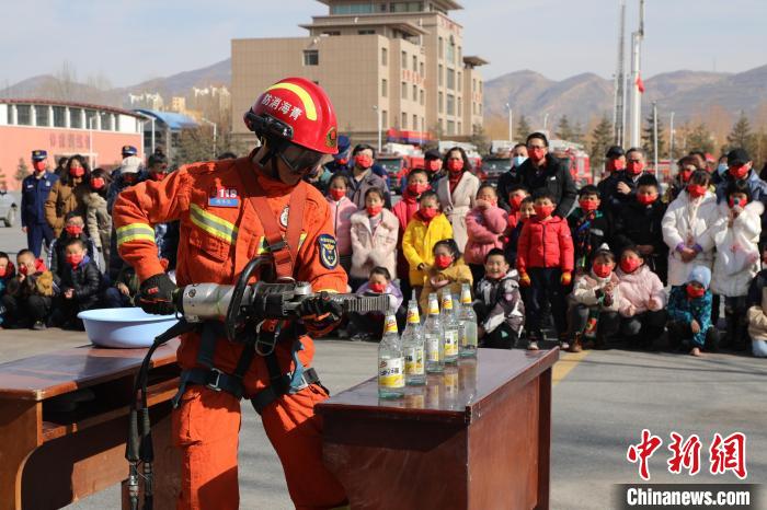 圖為消防救援人員技能展示?！铨埥?攝