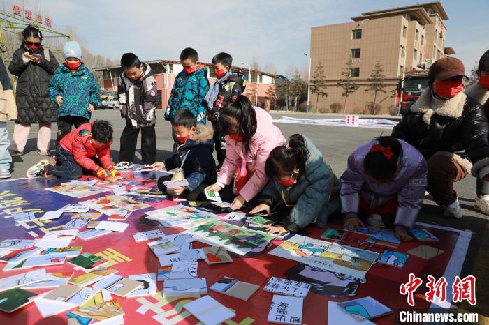 圖為小朋友們參加趣味游戲活動?！铨埥?攝