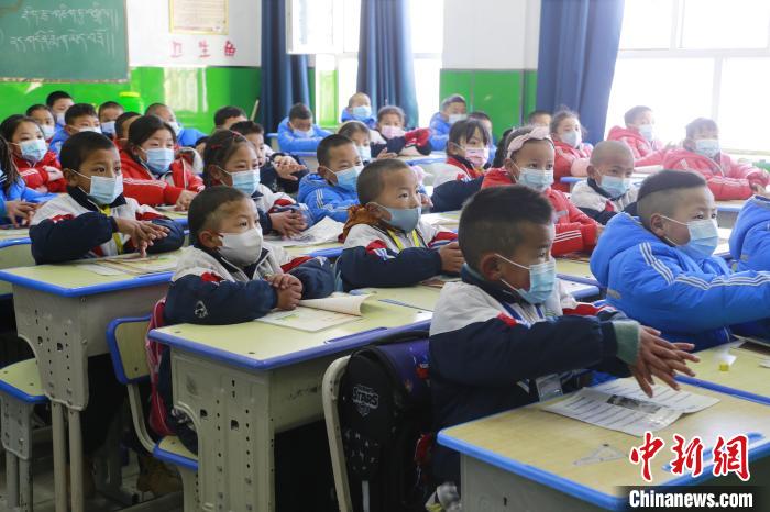 圖為學生學習七步洗手法。　馬銘言 攝