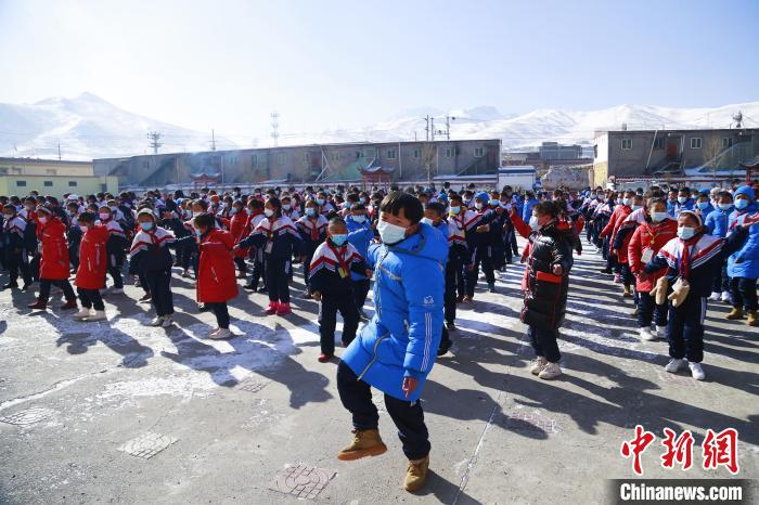 圖為學(xué)生跳起歡快的藏族舞蹈迎接新學(xué)期?！●R銘言 攝