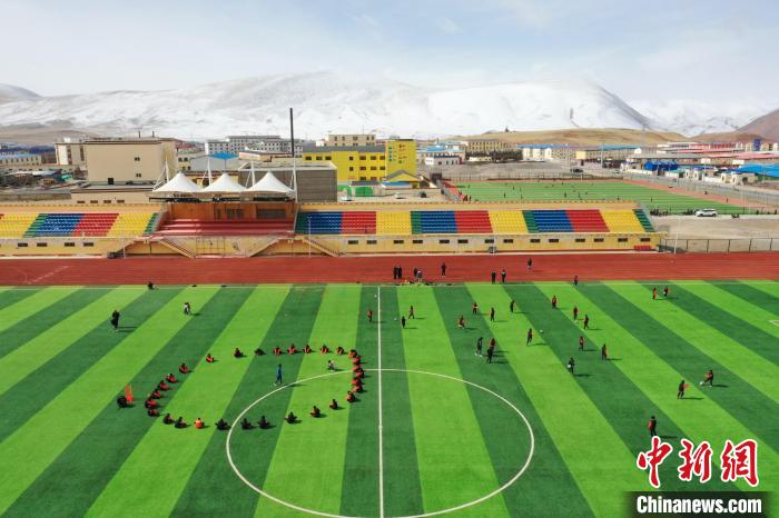 航拍曲麻萊縣足球場?！●R銘言 攝