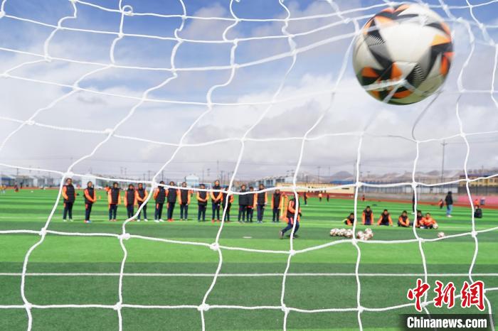 圖為孩子們進行射門訓(xùn)練?！●R銘言 攝