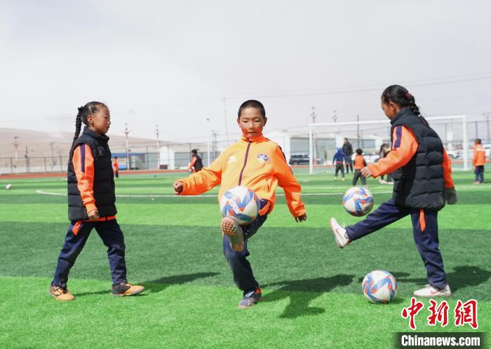 圖為孩子們進行顛球訓(xùn)練?！●R銘言 攝