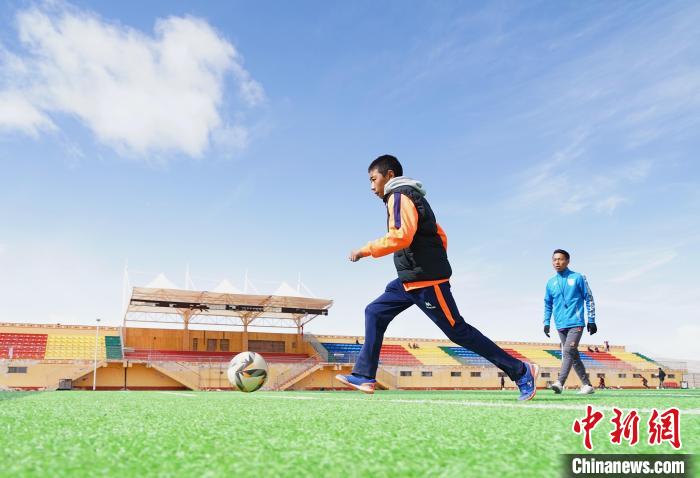 圖為一名男孩運球射門?！●R銘言 攝