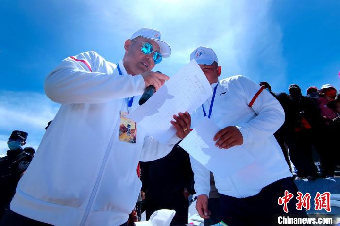 圖為裁判員統(tǒng)計(jì)牧民運(yùn)動(dòng)項(xiàng)目比賽成績(jī)。　李雋 攝