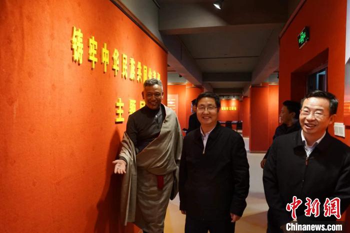 資料圖為參觀鑄牢中華民族共同體意識主題展?！『F龍 攝